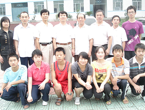 董事长和赞助的郧西县穷困学生合影